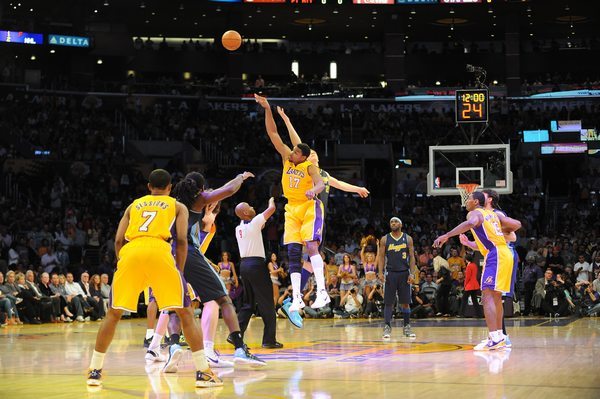 法兰克福球迷诺坎普燃放焰火投掷玻璃杯